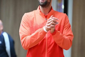 爱游戏-关于德约科维奇回归赛场，战术调整首场状态亮眼，老鹰观众沸腾！的信息